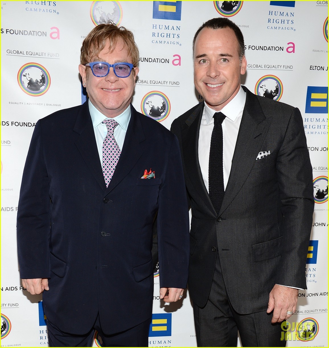 Nam ca sĩ Elton John và nam diễn viên David Furnish là cặp đôi đồng tính nghệ sĩ nổi tiếng nhất thế giới hiện nay. Họ gặp tình yêu sét đánh từ cái nhìn đầu tiên vào năm 1993. Gần 20 năm đã trôi qua, hai người vẫn luôn sánh đôi bên nhau tình tứ. Mối tình bền lâu của họ đã chứng mình tình yêu bất chấp giới tính.